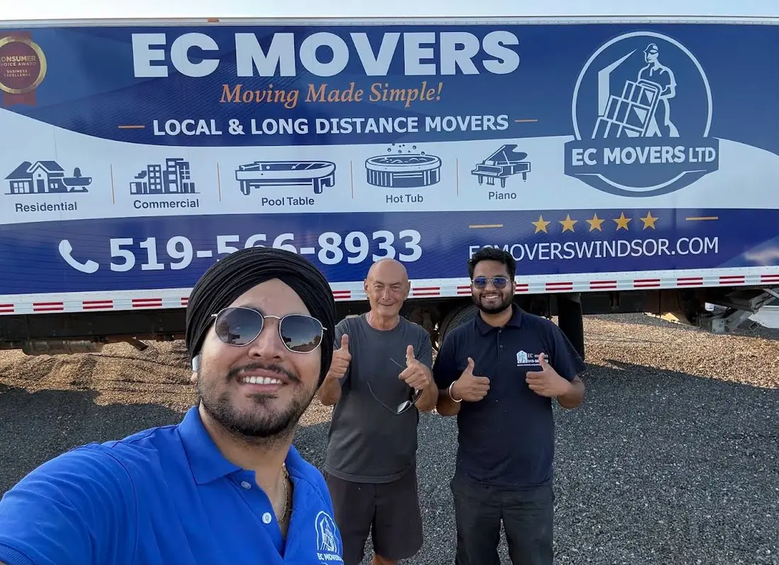 EC Movers crew member with happy customers